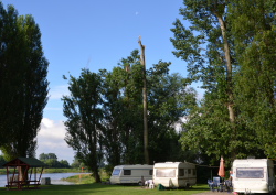 Wohnwagen und Futterkrippe